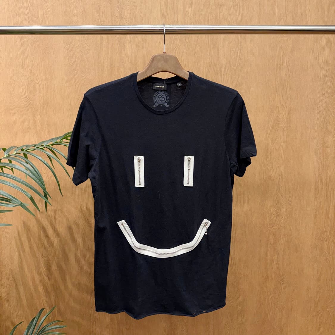 디젤 라운드넥 반팔 티셔츠 로고 자수 지퍼 디테일 블랙 상품이미지1