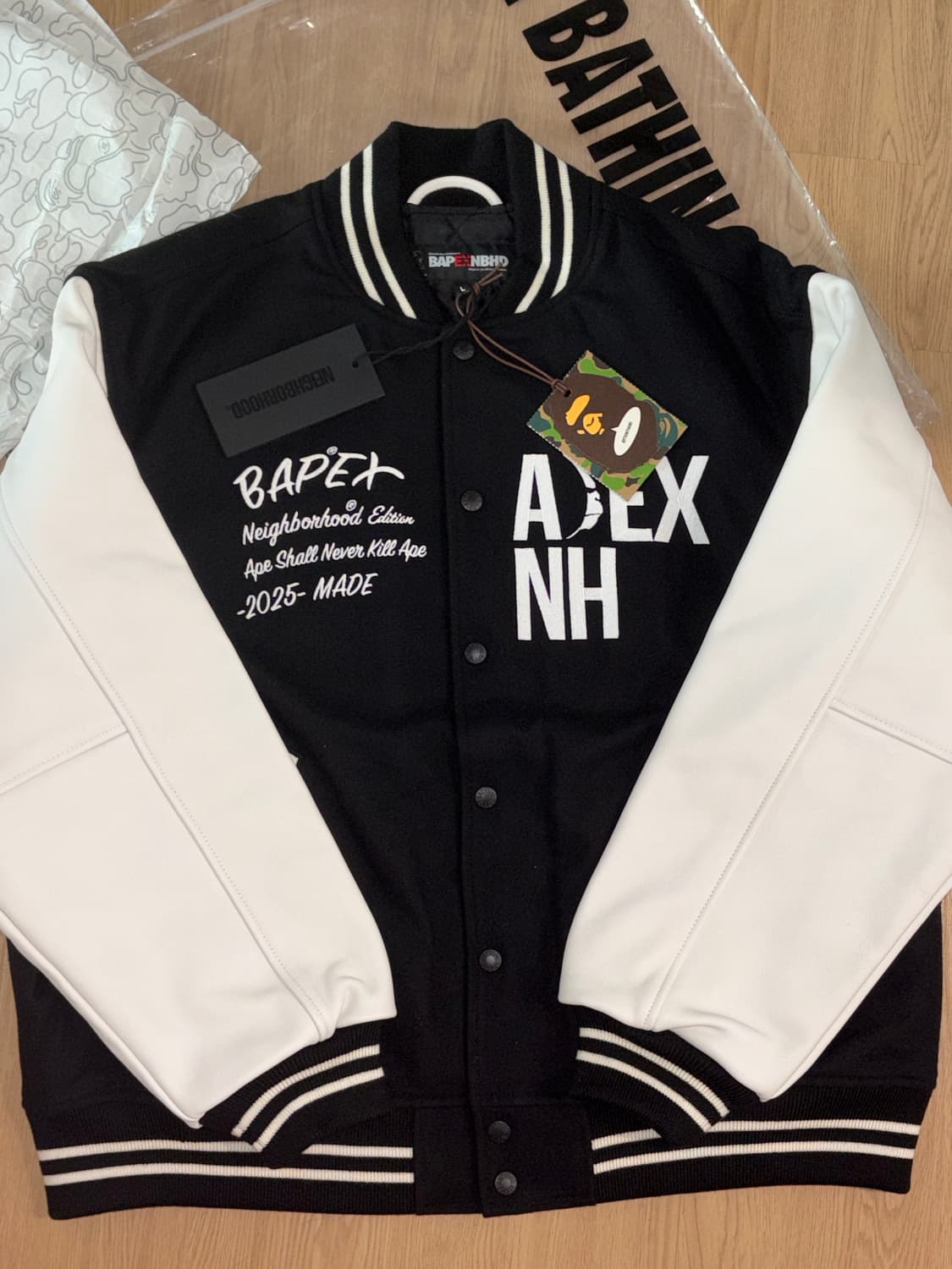 (새상품) BAPE x NBHD 롱슬리브 바시티 자켓 상품이미지1