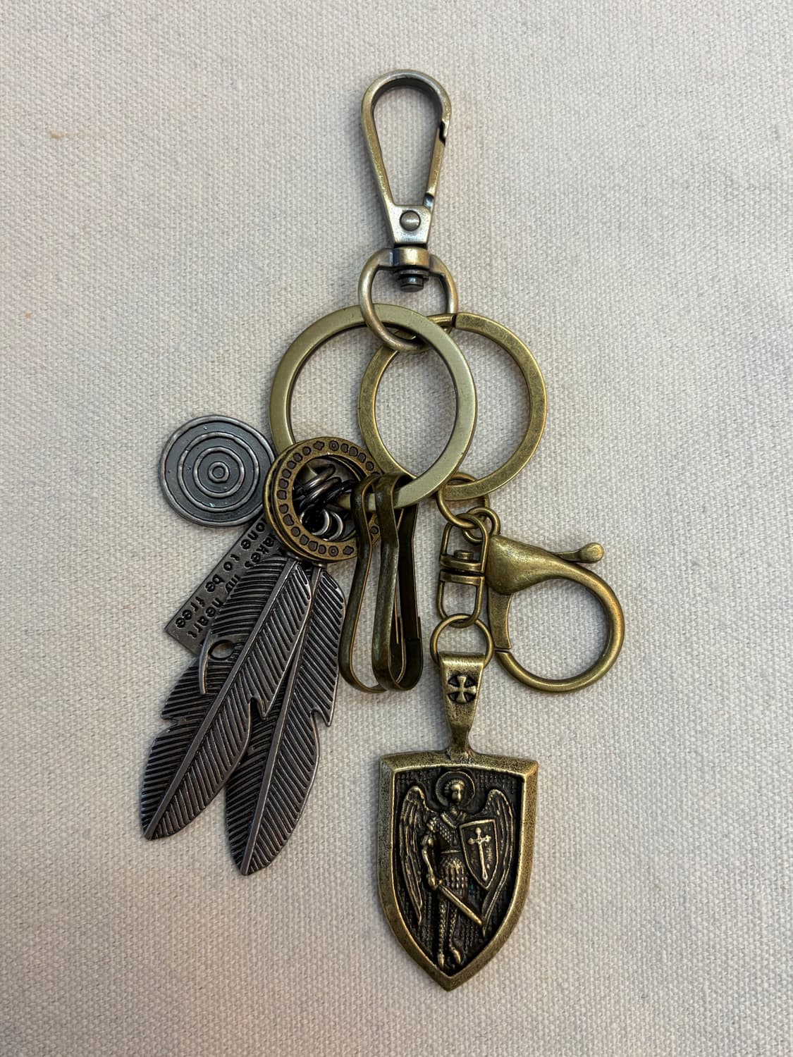 ⚔️ Guardian Relic – 빈티지 실드 & 페더 참 키링 상품이미지2