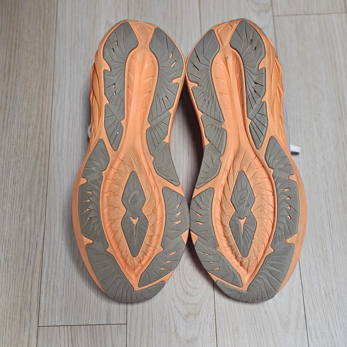 아식스 노바블라스트 4 화이트 문락 오렌지 러닝화 런닝 상품이미지7