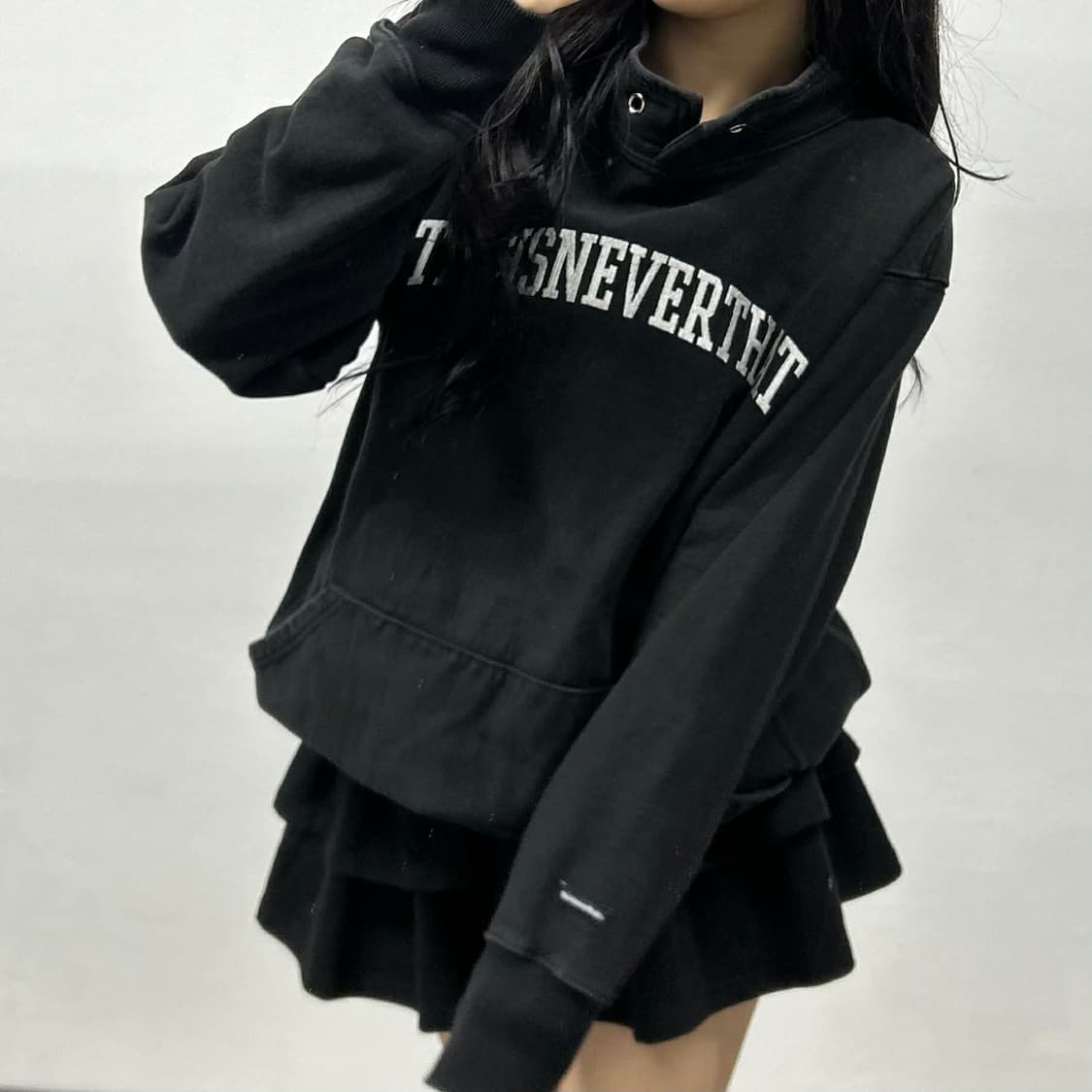 디스이즈네버뎃 T로고 아치 블랙 스웨트셔츠 맨투맨(S) 상품이미지1