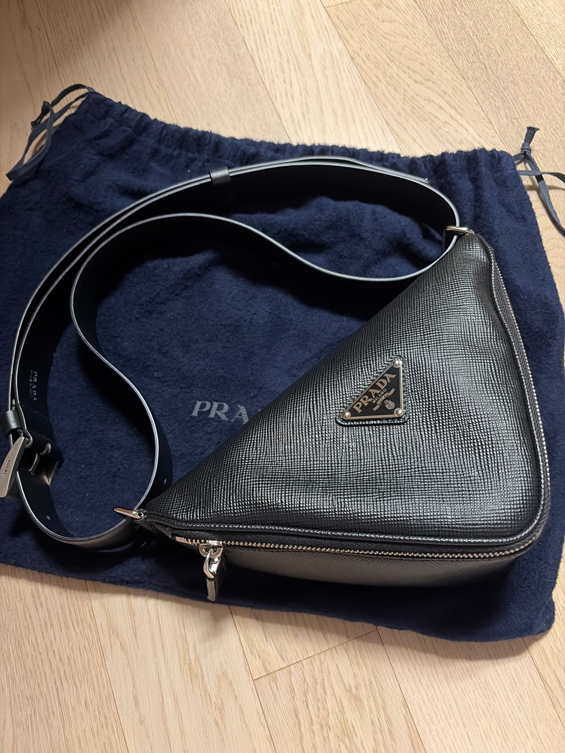 프라다 트라이앵글 밸트백 판매 상품이미지1