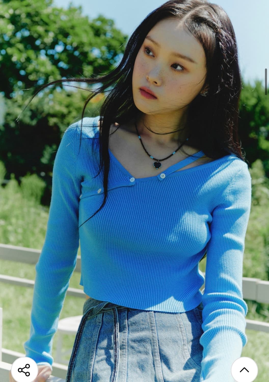 다이애그널 스트랩 버튼 스카이 숄더 트임 크롭 슬림 니트 롱 슬리브 상품이미지3