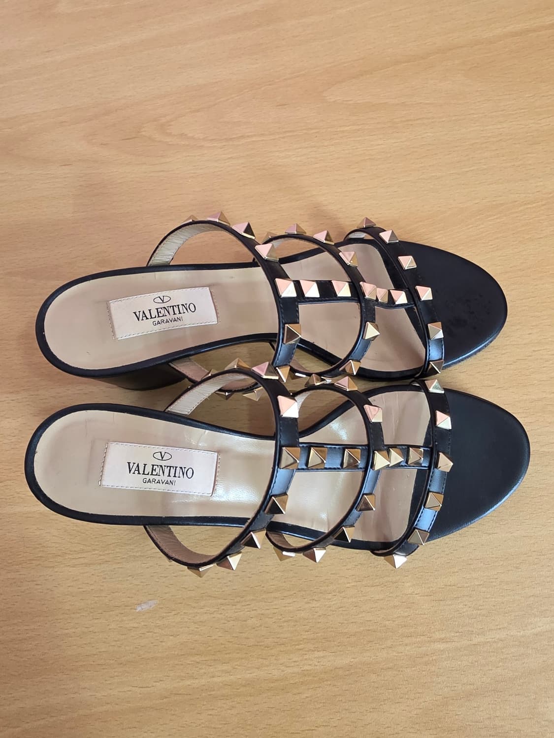 발렌티노 락스터드 샌들 블랙  사이즈 230 (36. 5) 상태좋아요 상품이미지2
