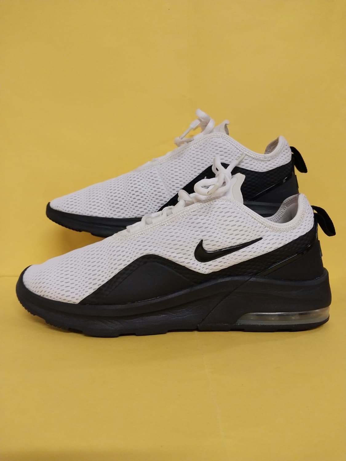남성 나이키 에어맥스 모션2 블랙 화이트 런닝화, 운동화 (275) 상품이미지1