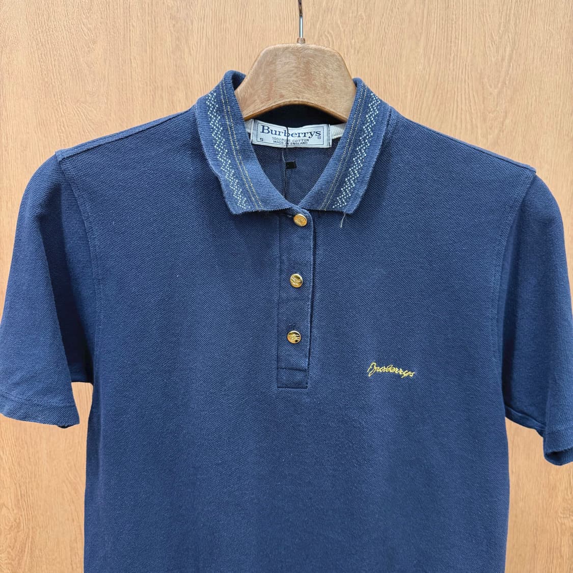 버버리 코튼 반팔 티셔츠 패턴 카라넥 골드 로고 프린팅 디테일 네이비 상품이미지4
