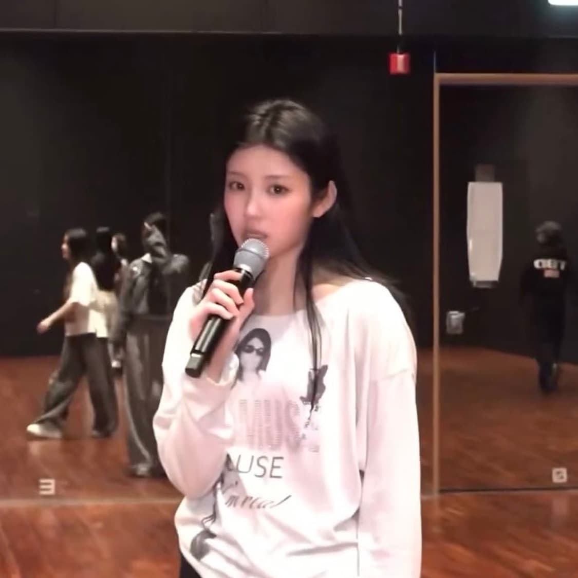(아일릿 원희 착용) 스컬프터 어반 뮤즈 티 애시드 원숄더 상품이미지2
