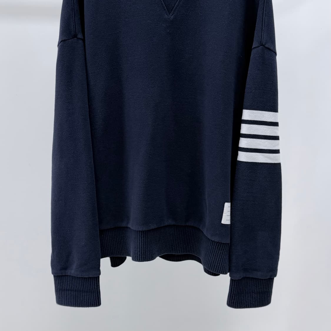 [A급/5] 톰브라운 사선완장 오버핏 맨투맨 그레이 상품이미지4