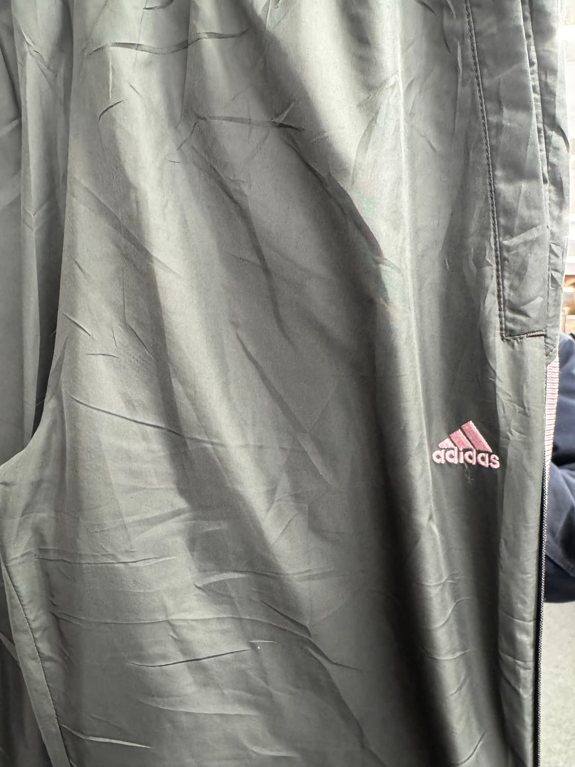 아디다스 올드스쿨 차콜/핑크 삼선 트레이닝 팬츠 상품이미지2