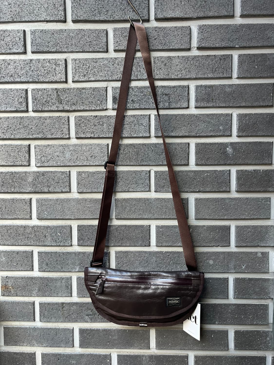 포터 가죽 크로스백 다크브라운 상품이미지2