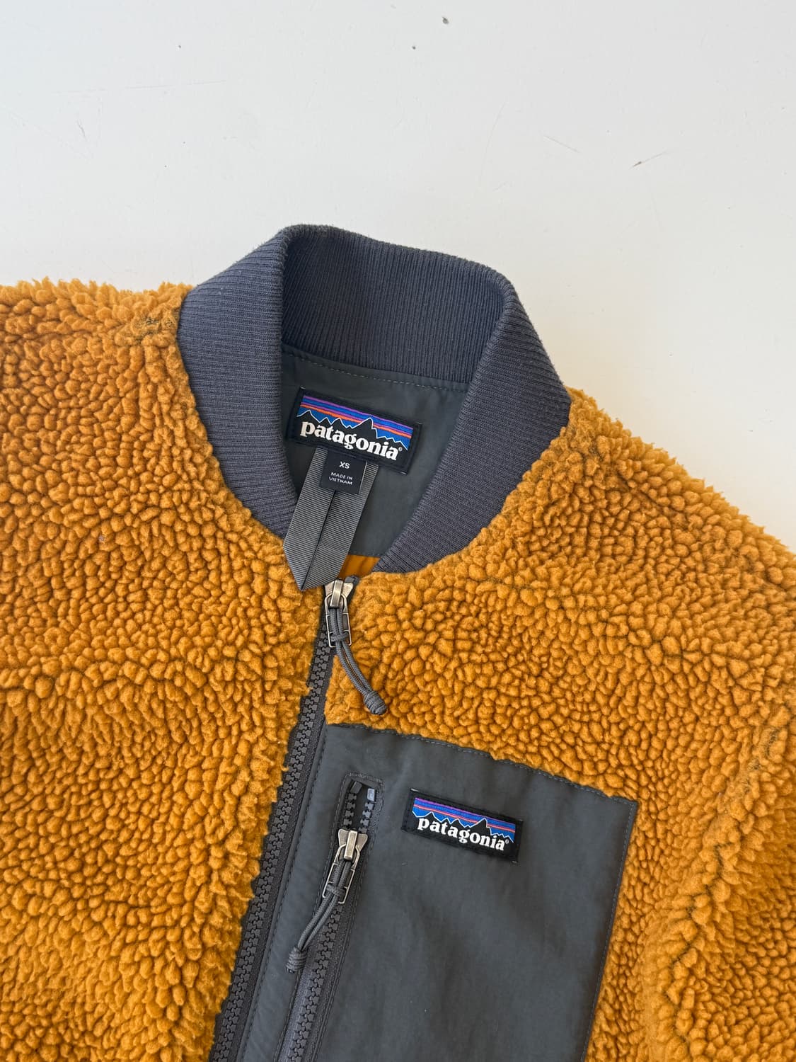 Patagonia 파타고니아 배색 쉐르파 플리스 집업 (머스타드/차콜) 상품이미지3