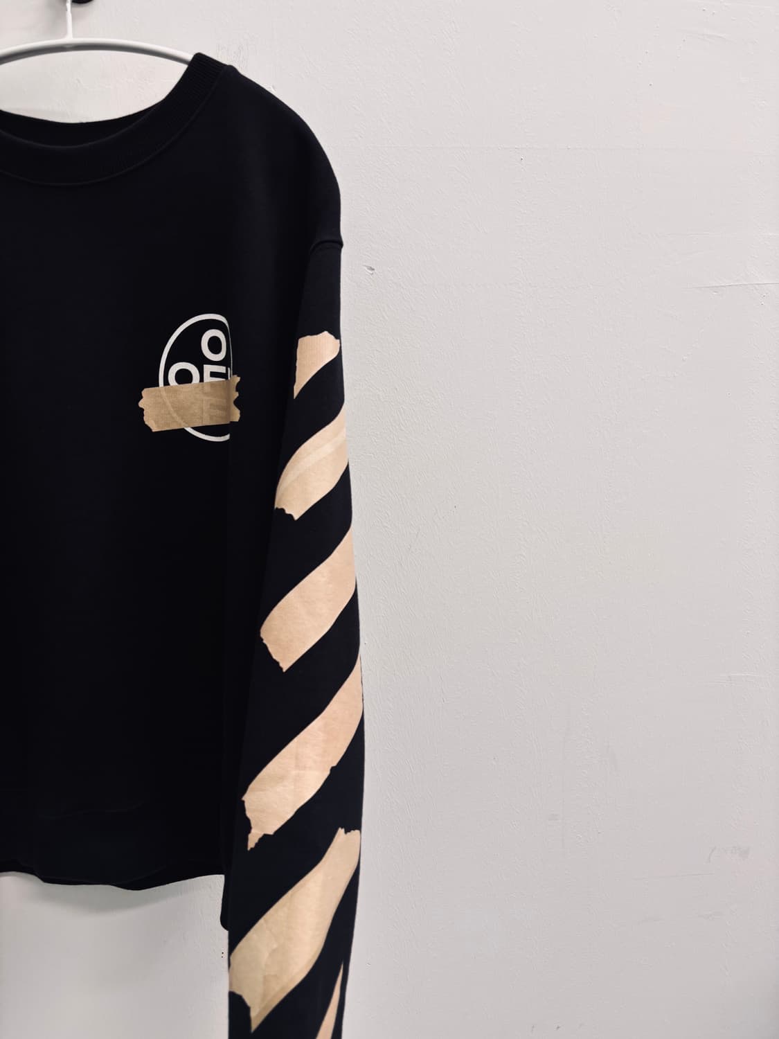 오프화이트(Off-White) 테이프 애로우 오버사이즈 맨투맨 상품이미지3