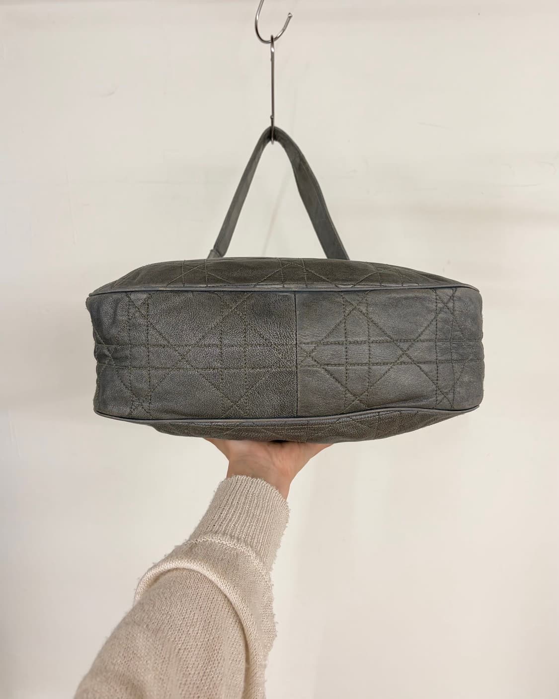 디올 그레이 까나쥬 퀄팅 가죽 호보백  상품이미지6