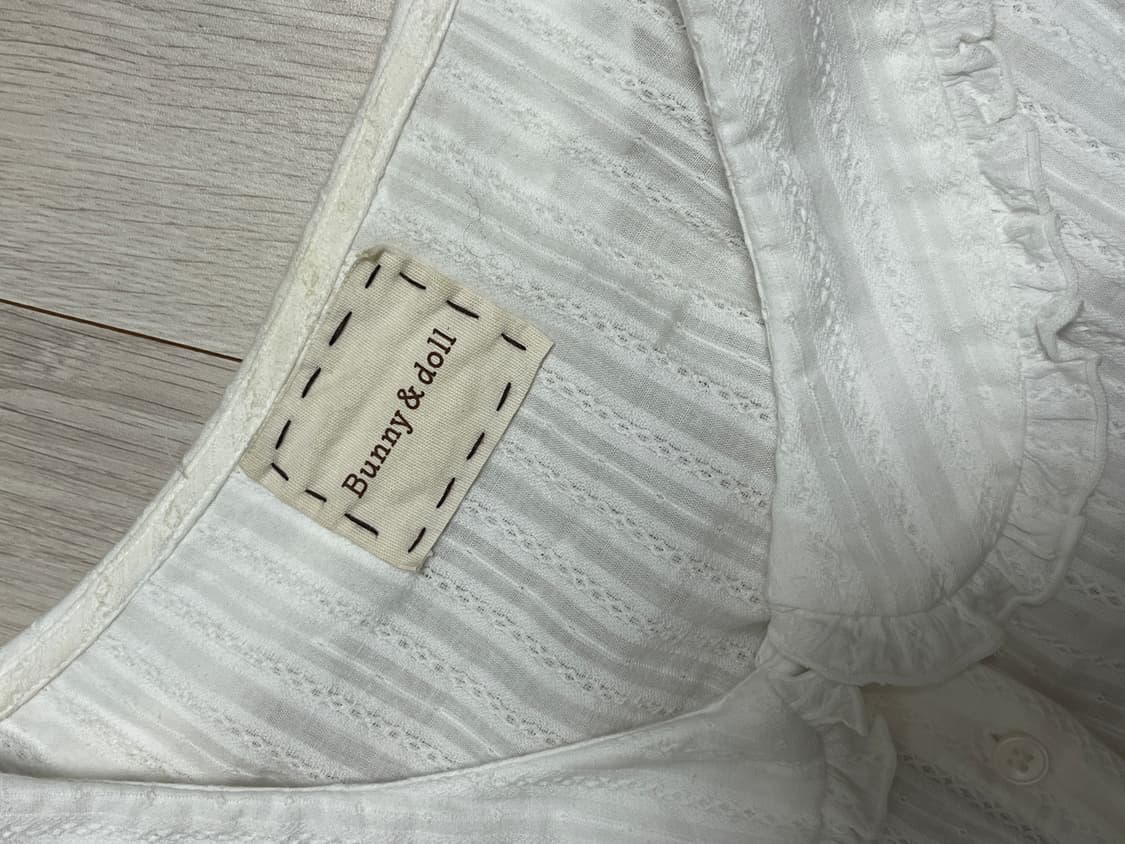 버니앤돌 화이트 펀칭 블라우스  상품이미지4