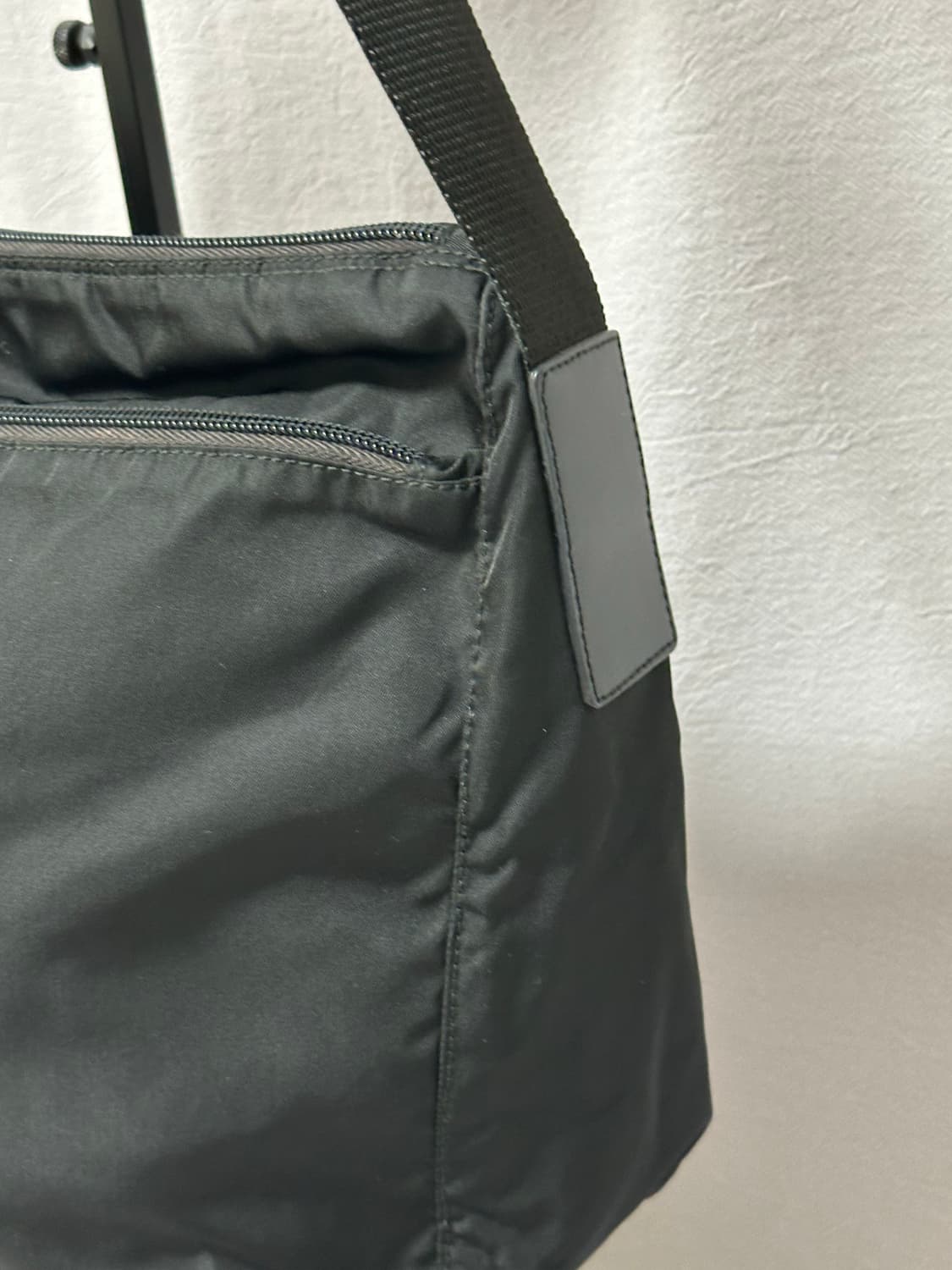 남녀공용 프라다 블랙 포코노 크로스백 나일론 숄더백 상품이미지8