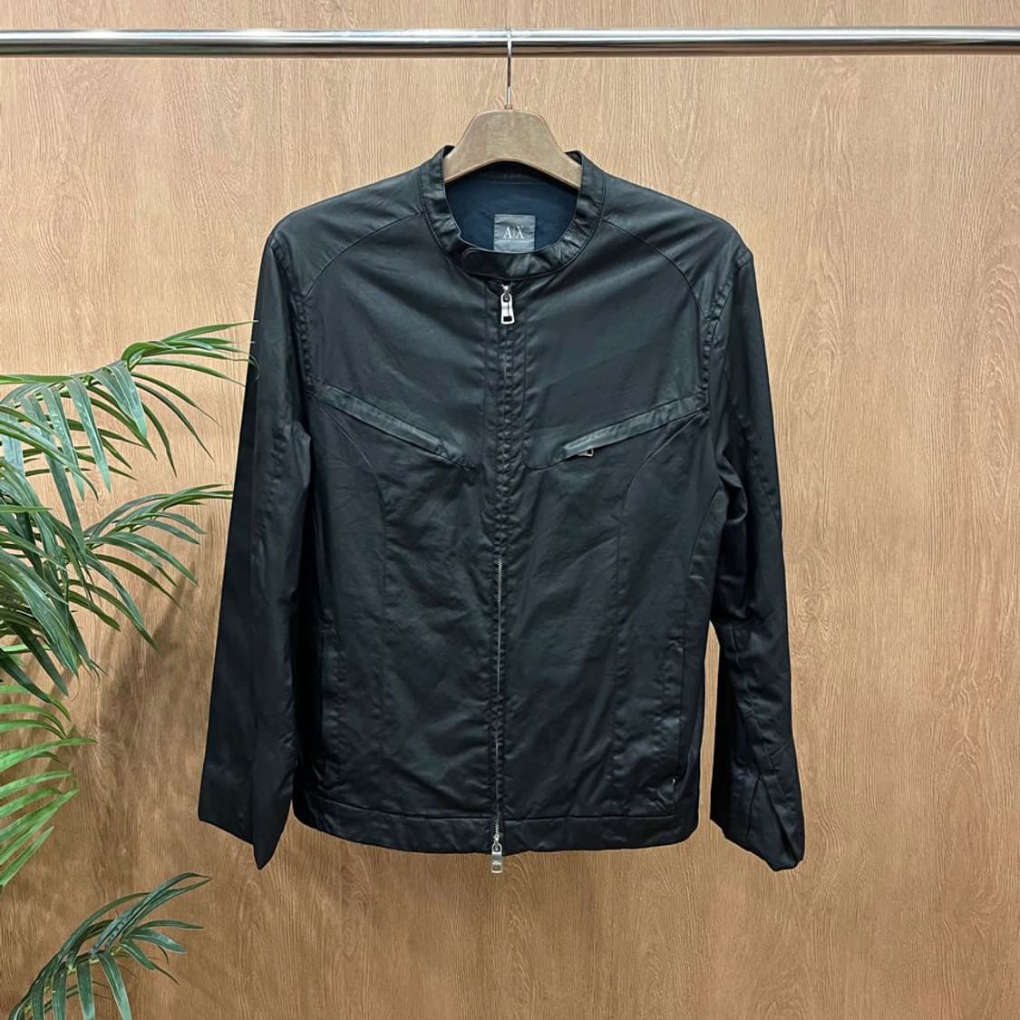 아르마니 익스체인지 자켓 로우 스탠드 카라 스냅 버튼 디테일 블랙 상품이미지1