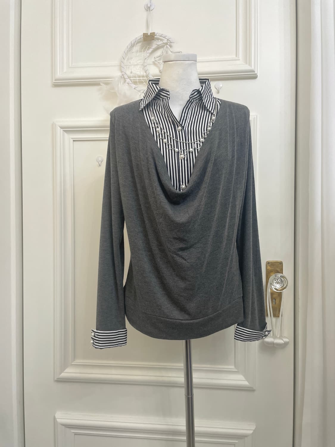 charcoal stripe shirt neckless point top 상품이미지1