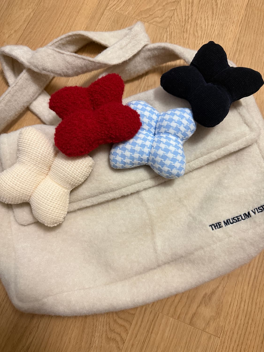 더뮤지엄비지터 플라워 쿠션 백 상품이미지3