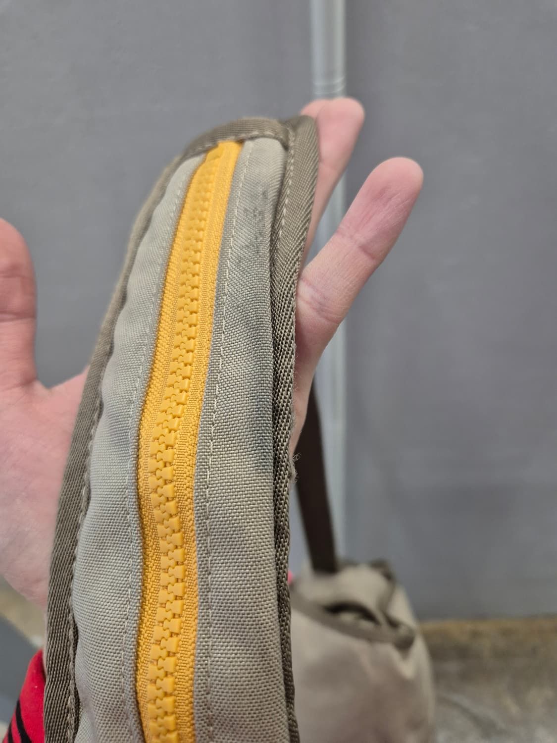 프루아 카키색 메신저백 상품이미지9