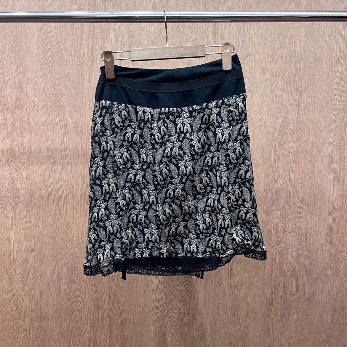 막스앤코 랩 스커트 레이스 포인트 리프 패턴 디테일 A라인 블랙 상품이미지3