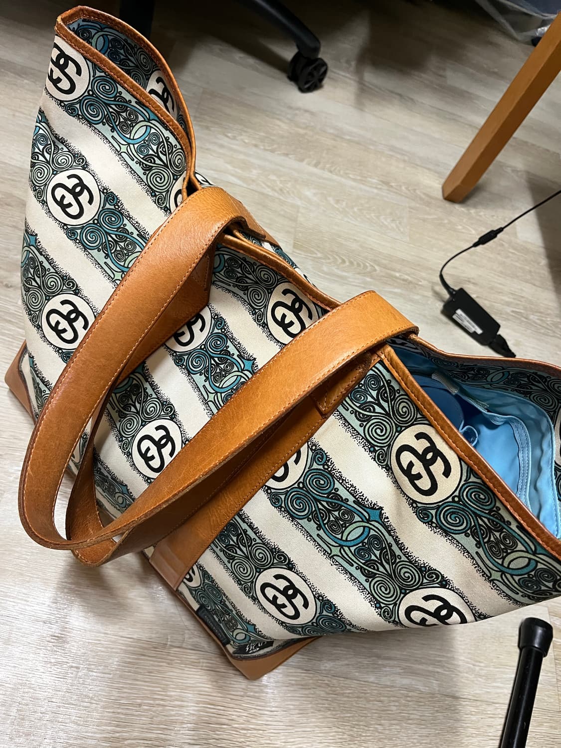 스투시x포터 콜라보 토트백 사이즈 큽니다. 상품이미지2