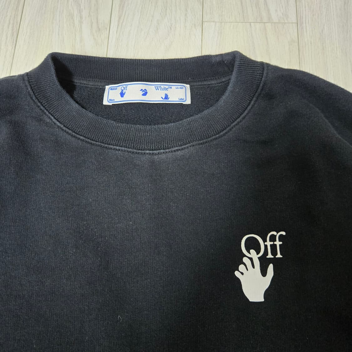 오프화이트 카라바지오 루트 슬림 크루넥 맨투맨 상품이미지2