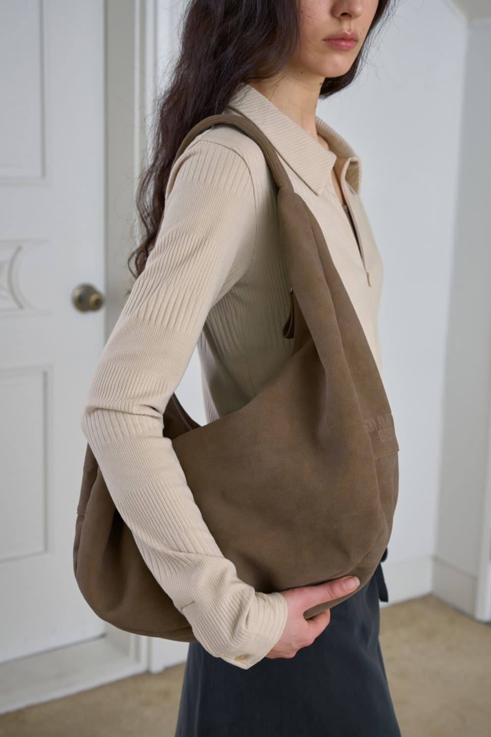 시메트릭 퍼센트 스웨이드 호보백 모카 상품이미지2