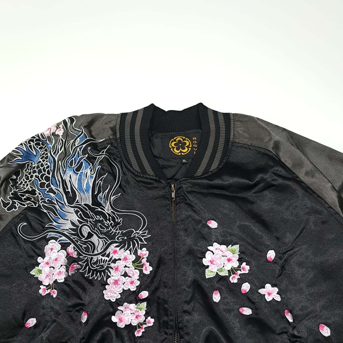 CK011 [새상품] XL 로그 00s 새틴 블랙드래곤 스카잔 자켓 점 상품이미지2