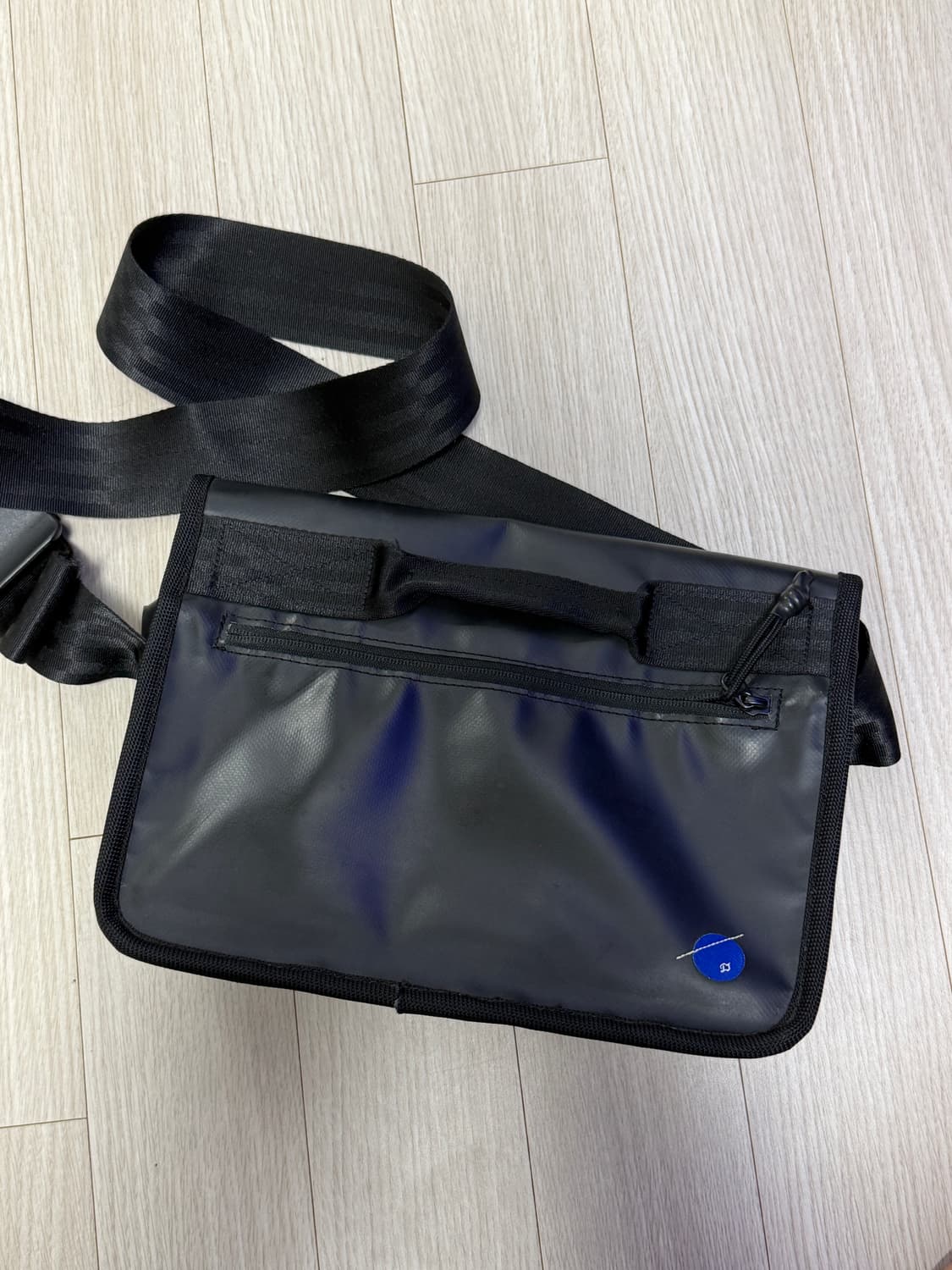 아더에러 스몰 트레이스 이스티 메신저백 느와르 상품이미지2