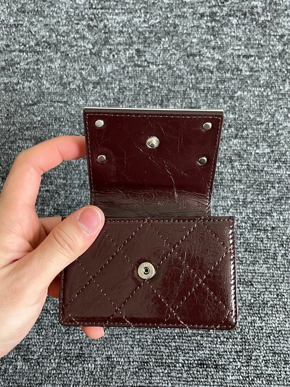 마뗑킴 퀄팅 아코디언 다크브라운 지갑 상품이미지3