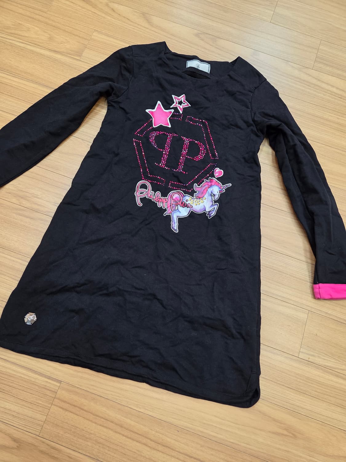 필립플레인 주니어 여아 원피스입니다. 블랙 색상 바탕에 핫핑크색 프린팅이 상품이미지1