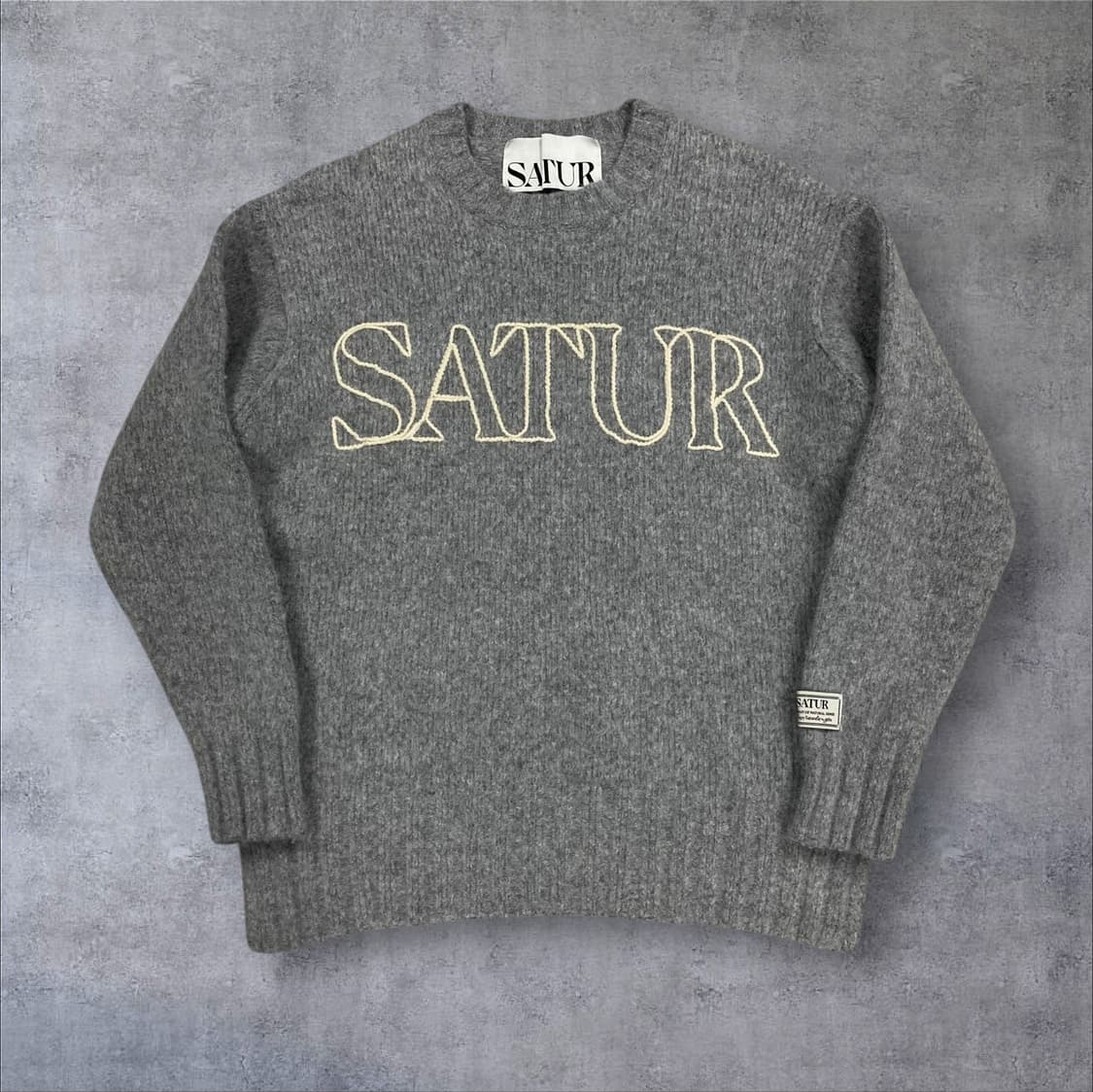 세터 그레이 컬러 스펠아웃 빅로고 니트 상품이미지1