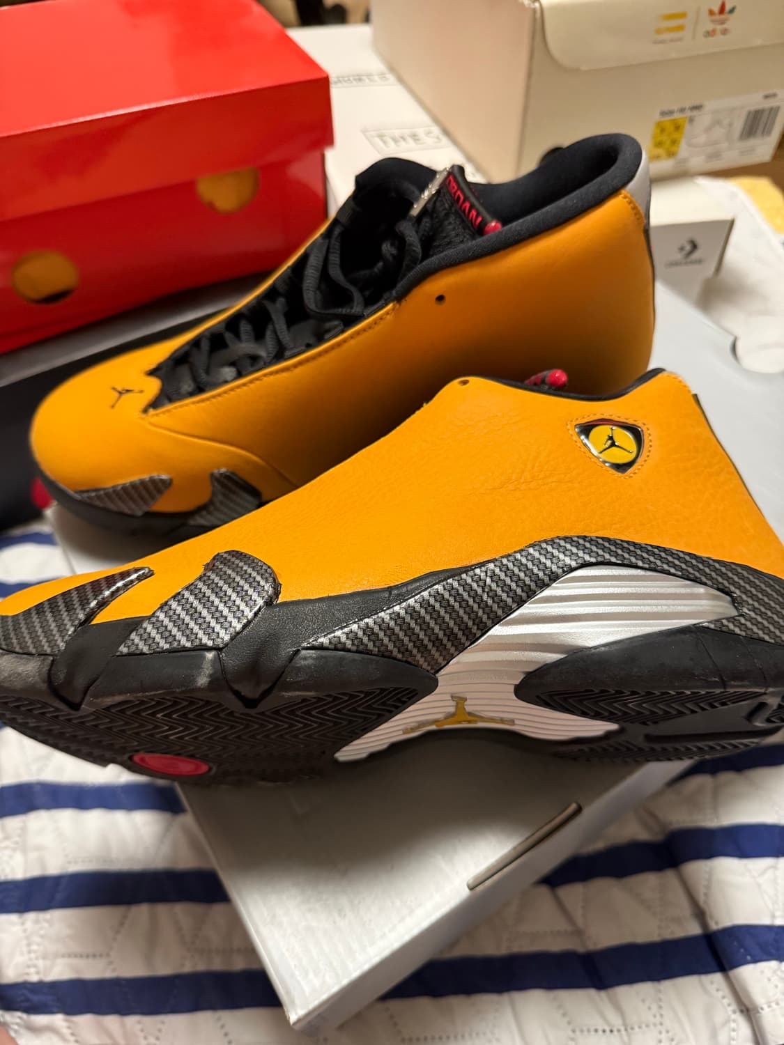 조던 14 레트로 페라리 유니버시티 골드 상품이미지1