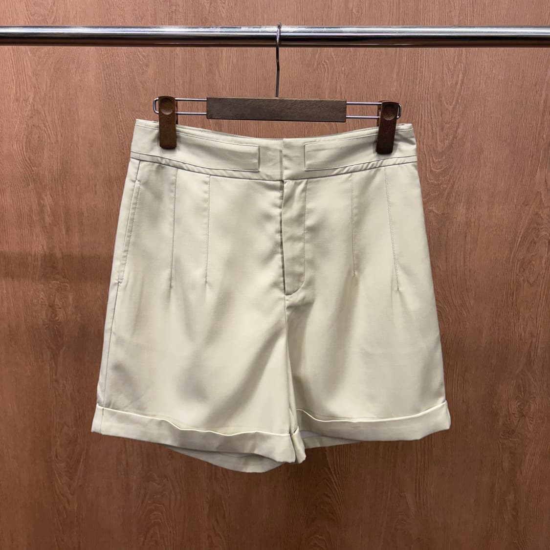 질샌더 반바지 밑단 롤업 후면 로고 라벨 디테일 레귤러핏 베이지 상품이미지4