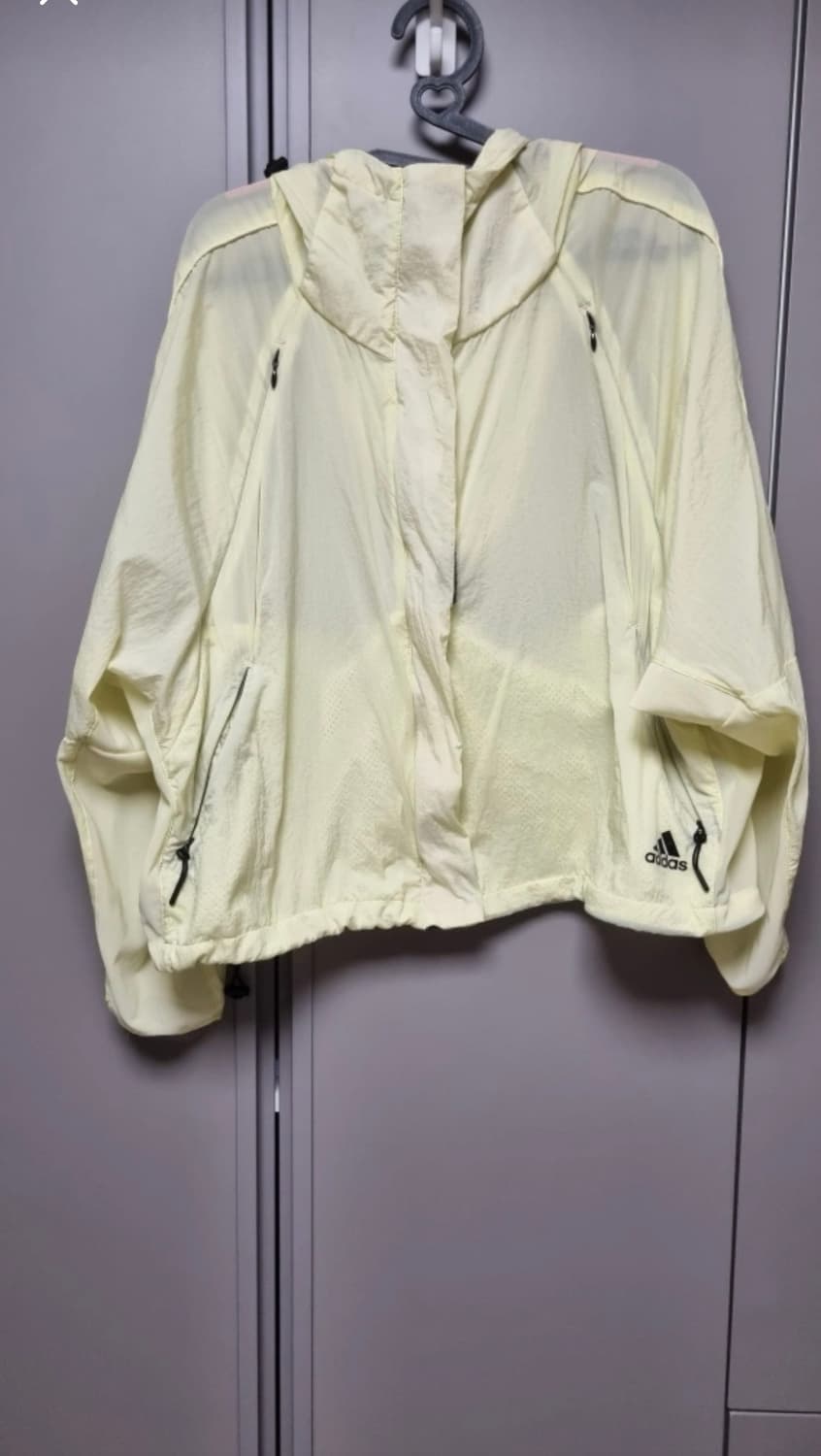 접을 수 있는 아디다스 바람막이 상품이미지2