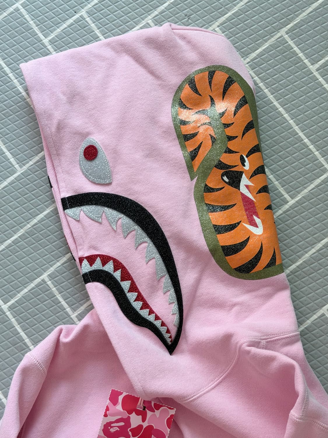 BAPE [미착용/도쿄한정] 베이프 핑크 샤크 후드티 희귀라인 급처 상품이미지3