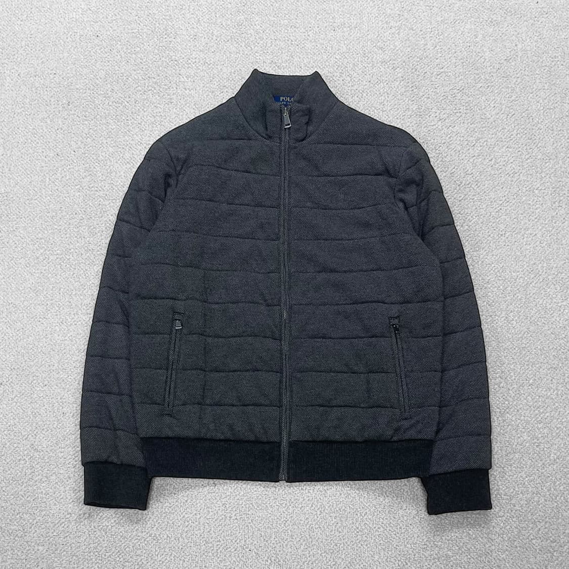 폴로 랄프로렌 포니 로고 패디드 경량 자켓 차콜 상품이미지1