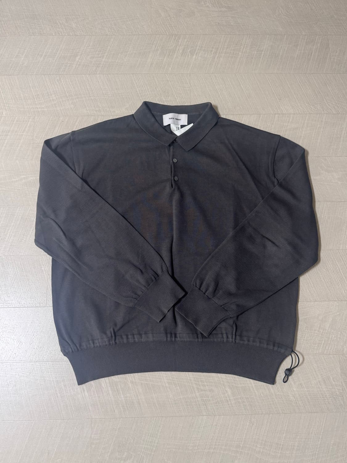 플라스틱프로덕트 스트링 카라 니트 차콜 L 상품이미지1