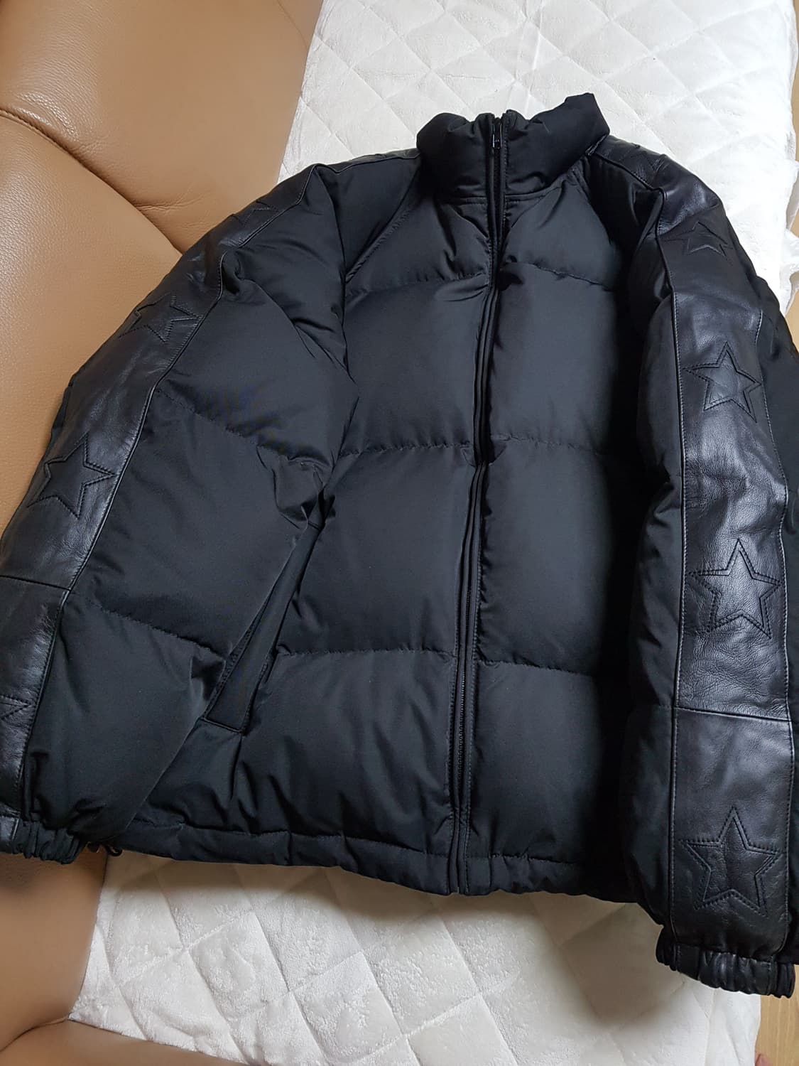 슈프림 스타 슬리브 다운 퍼퍼 패딩 블랙 23FW 상품이미지1