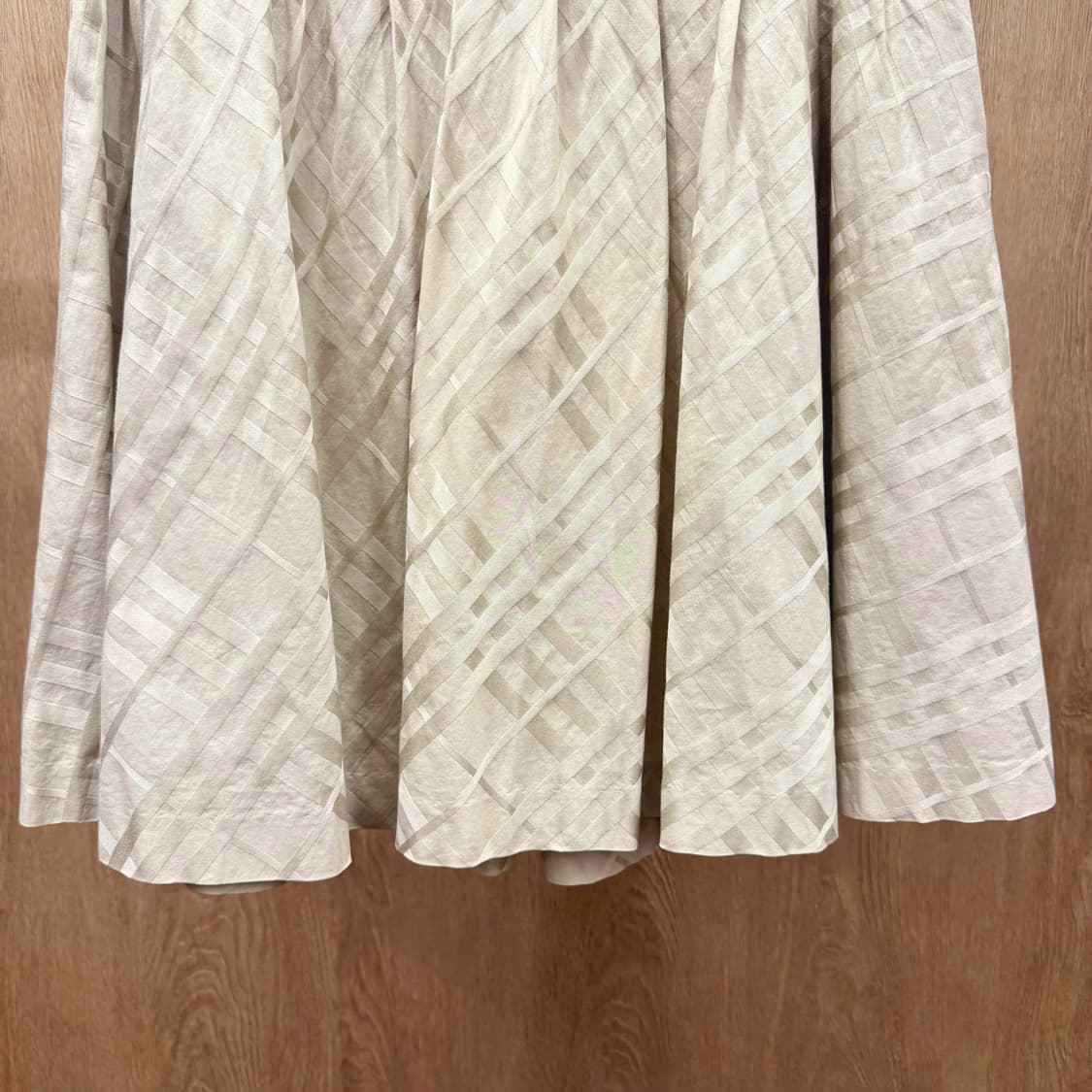 버버리 블루 라벨 체크 자카드 리본 디테일 플레어 스커트 베이지 상품이미지5