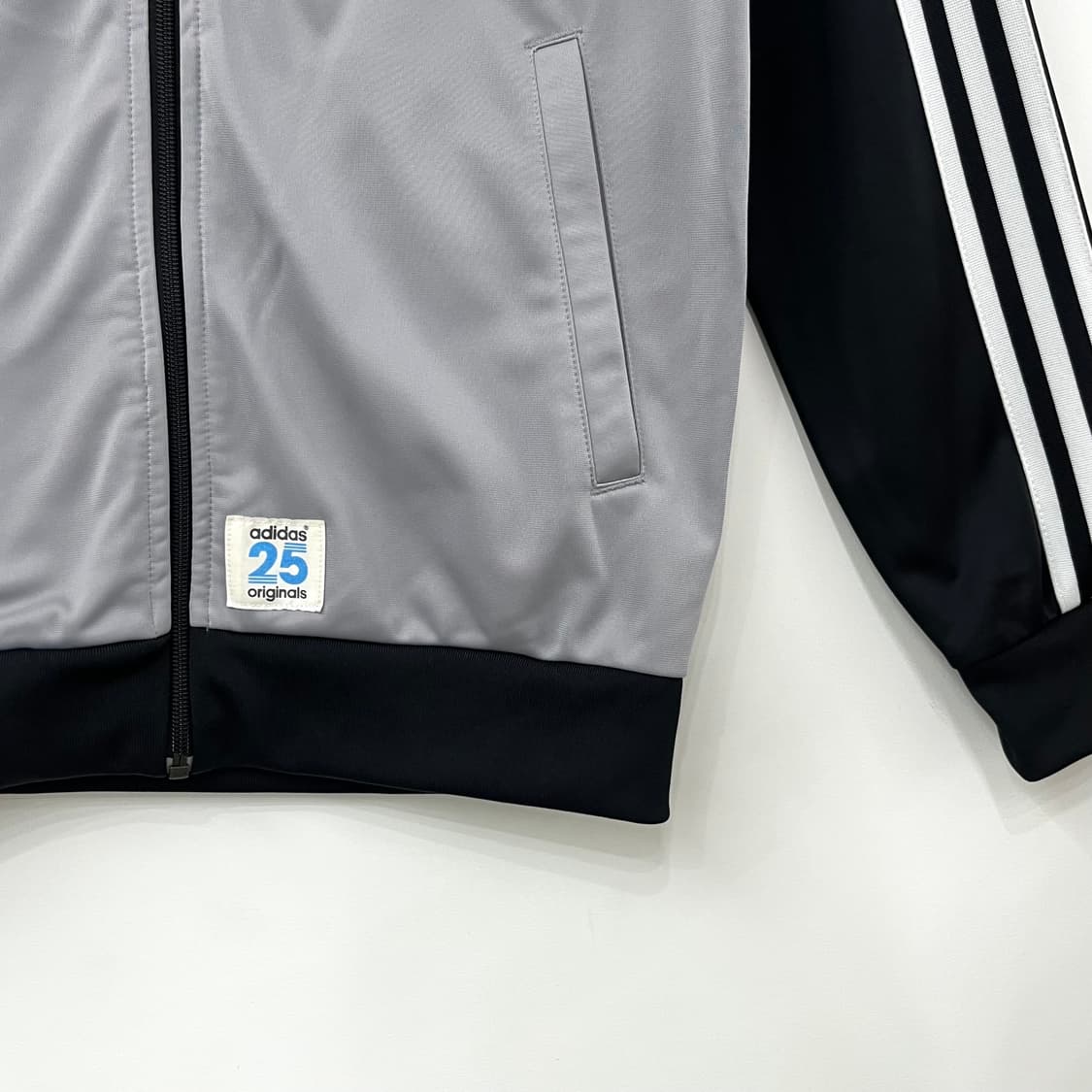 아디다스 니고 베어 25주년 한정판 그레이 블랙 트랙탑 져지 상품이미지5