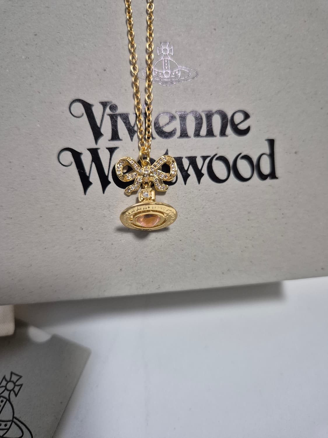 비비안웨스트우드 골드 옥타비에 피치 리본 오알비 목걸이 상품이미지1