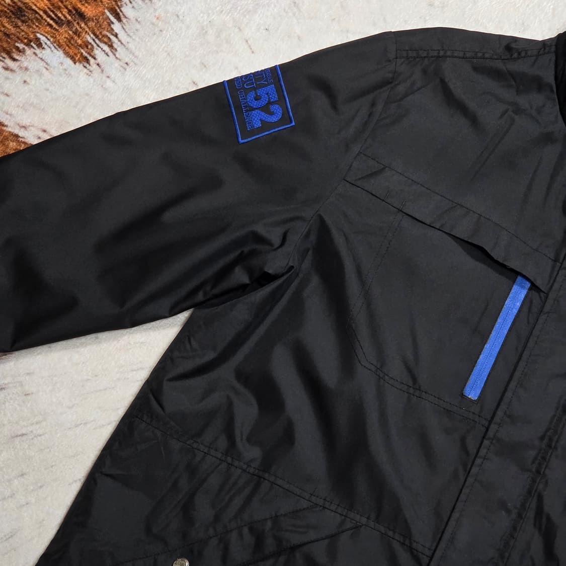 에비수 블랙 바람막이 자켓 상품이미지3