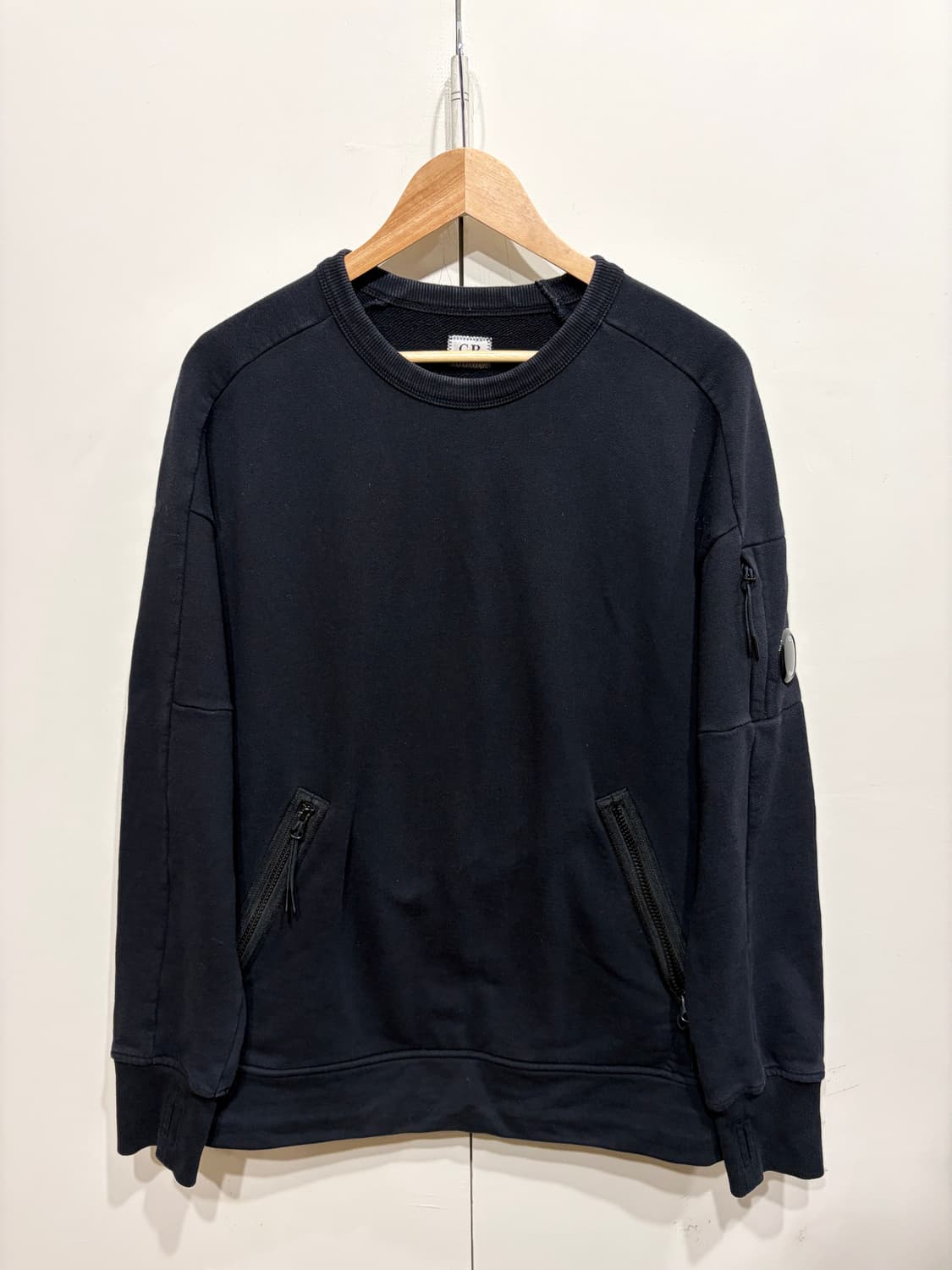 C.P. 컴퍼니 다이고날 레이즈드 렌즈 와펜 스웨트 셔츠 상품이미지1