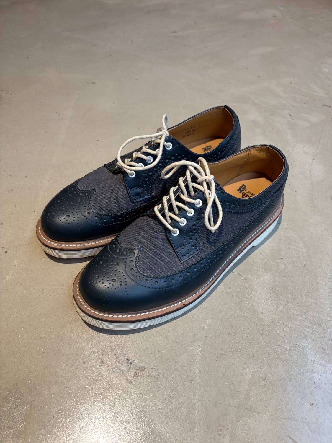 250) Dr. Martens 알프레드 캔버스 윙팁 슈즈 상품이미지1