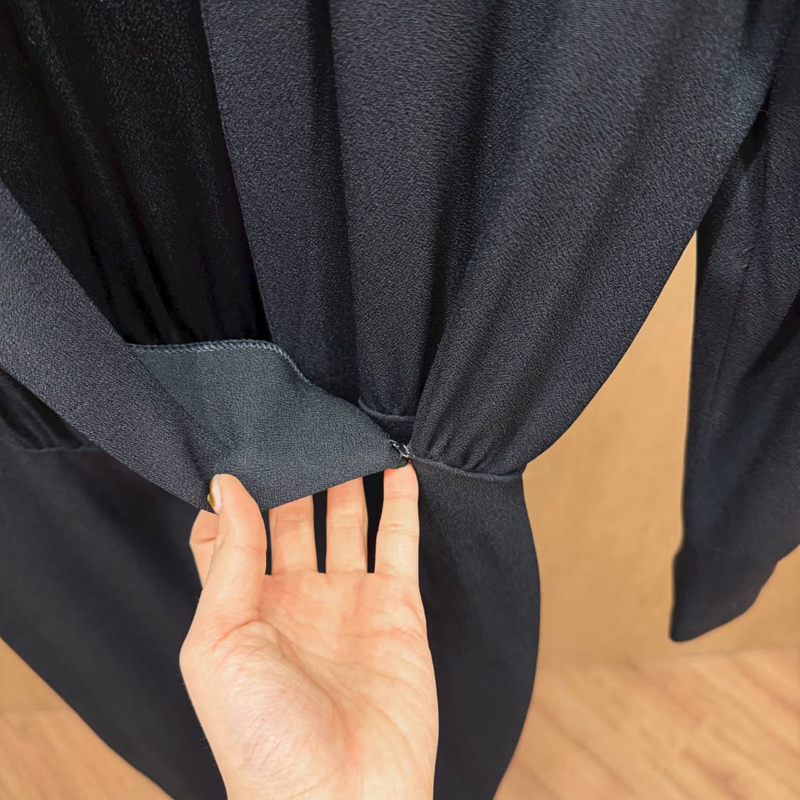 소니아 리키엘 딥 브이넥 미디 원피스 랩 스타일 허리 셔링 디테일 블랙 상품이미지6