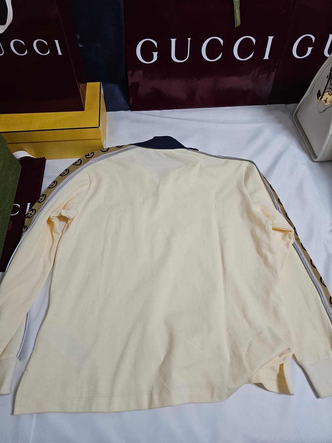 구찌 인터로킹 카라티 팝니다 상품이미지3