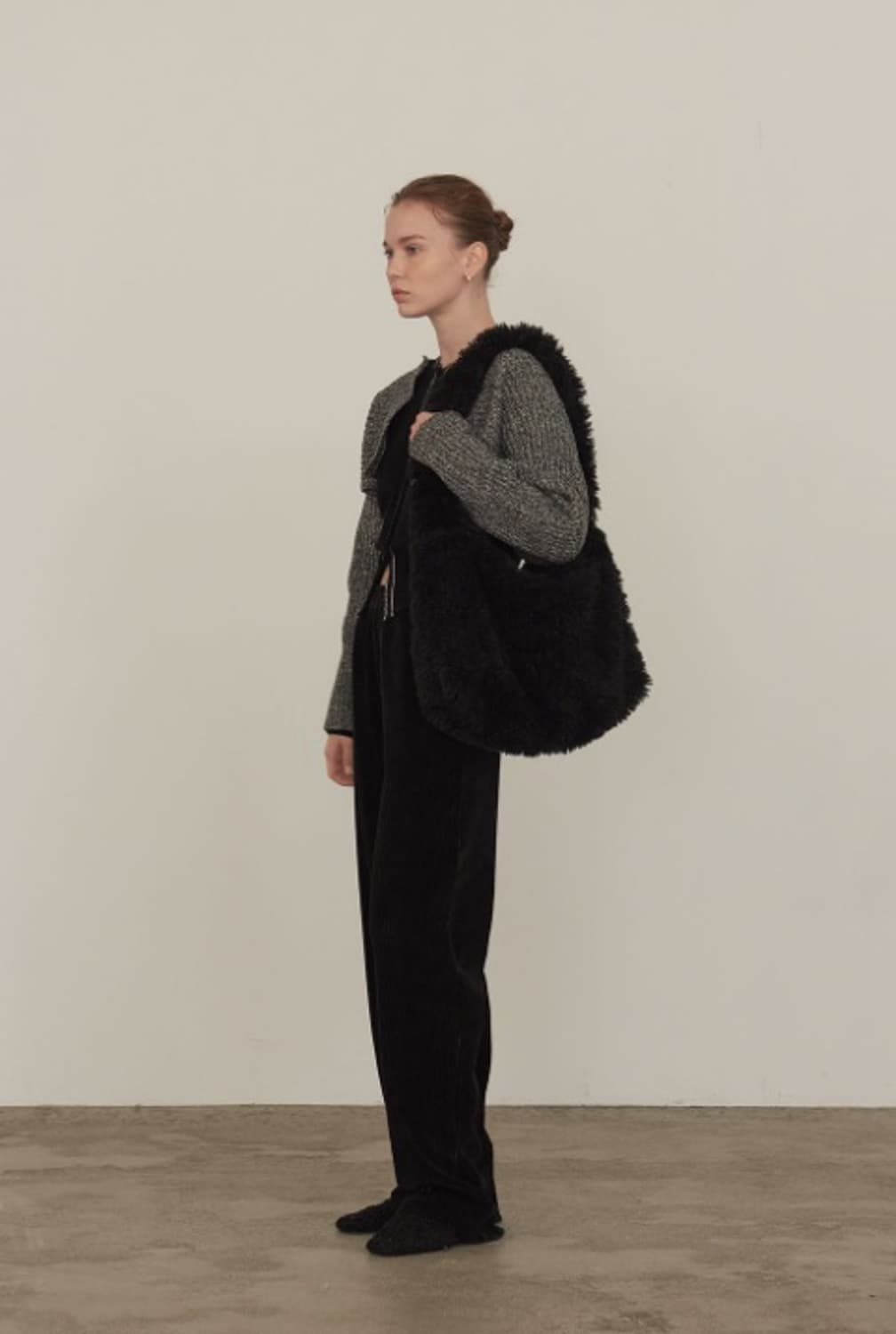 다이애그널 컬리 퍼 백 블랙 상품이미지1