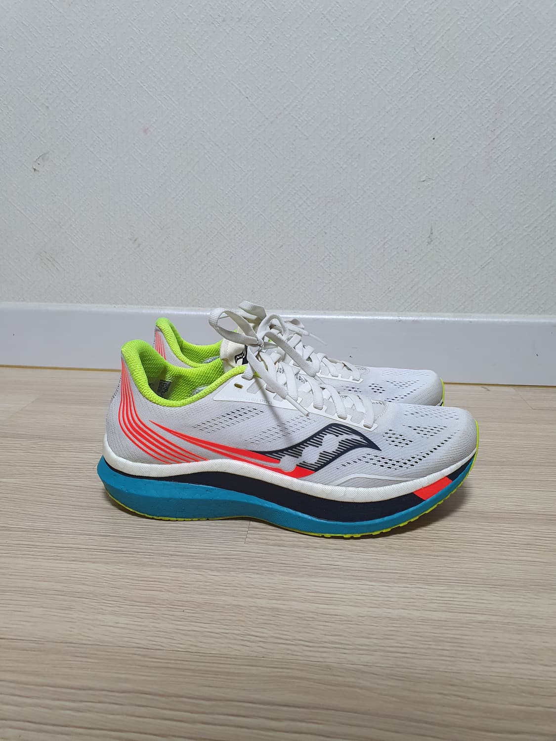 써코니 엔돌핀 프로 러닝화 255 상품이미지1