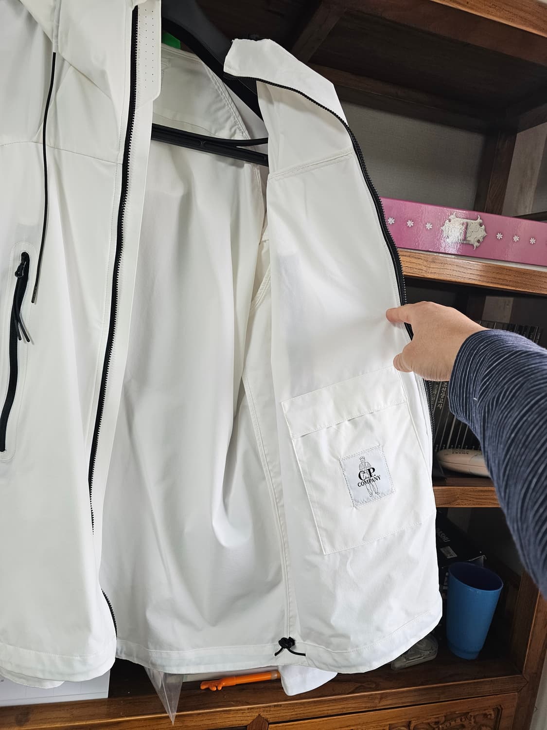 씨피에서 가장 인기 기본 모델 프로텍 CP컴퍼니 화이트 바람막이 팔아요 상품이미지6